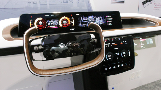 LG디스플레이의 차량용 디지털 콕핏. 시장조사업체 IHS마킷에 따르면 LGD는 올 상반기 출하량과 매출 모두 세계 시장점유율 1위를 차지했다. <LGD 제공>